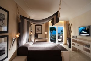 elegantes Luxus Schlafzimmer einer suite im capri palace hotel und spa in italien