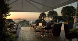 romantische abendstimmung mit Ausblick im capri palace hotel und spa in italien