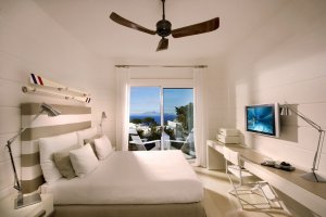 stilvolles Schlafzimmer mit Meerblick im capri palace hotel und spa in italien