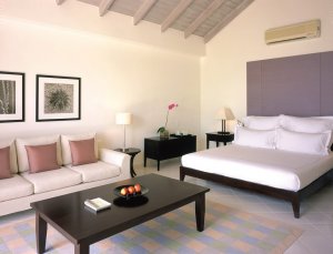 grosses modernes schlafzimmer im hotel carlisle bay luxus resort in antigua karibik