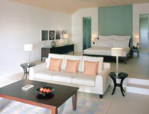 grosses schlafzimmer und wohnbereich einer suite im hotel carlisle bay luxus resort in antigua karibik