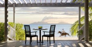 romantische terrasse im hotel carlisle bay luxus resort in antigua karibik