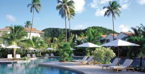 grosser pool unter palmen im hotel carlisle bay luxus resort in antigua karibik