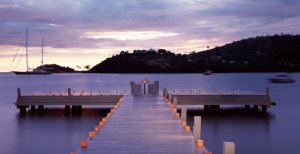 romantisches abendessen bei sonnenuntergang im hotel carlisle bay luxus resort in antigua karibik