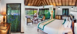 luxuriöses Schlafzimmer einer Akund Deluxe Villa, Carnoustie Ayurveda & Wellness Resort, Kerala, Indien