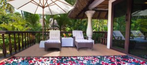 entspannen Sie auf Ihrer Terrasse in einer exklusiven Akund Deluxe Villa, Carnoustie Ayurveda & Wellness Resort, Kerala, Indien 
