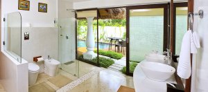 exklusives Badezimmer einer Mallika Pool Villa, Carnoustie Ayurveda & Wellness Resort, Kerala, Indien