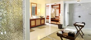 exklusives Badezimmer einer Punag Pool Villa, Carnoustie Ayurveda & Wellness Resort, Kerala, Indien