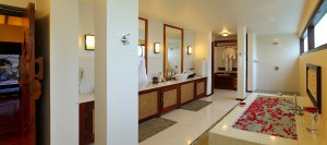 exklusives Badezimmer einer Semantha Pool Villa, Carnoustie Ayurveda & Wellness Resort, Kerala, Indien