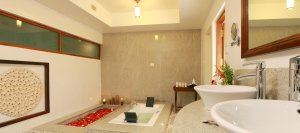 relaxen im exklusievn badezimmer einer zukra pool villa im Carnoustie Ayurveda & Wellness Resort, Kerala, Indien