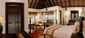 geräumiges Schlafzimmer einer Zukra Pool Villa im Carnoustie Ayurveda & Wellness Resort, Kerala, Indien