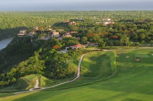 Golfplatz in mitten üppiger Natur im Casa de Campo Golfresort Dominikanische Republik