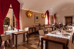 edles Restaurant Zaranda im hotel castell son clarett mit gedeckten tischen und roten vorhängen auf mallorca