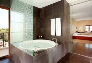 modernes badezimmer einer suite mit ausblick im castillo son vida hotel auf mallorca balearen in spanien