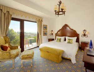 schönes schlafzimmer mit balkon im castillo son vida hotel auf mallorca balearen in spanien