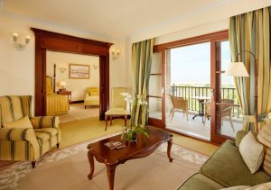 wunderschönes wohnzimmer mit balkon im castillo son vida hotel auf mallorca balearen in spanien