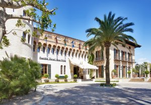 wunderschöner haupteingang im castillo son vida hotel auf mallorca balearen in spanien