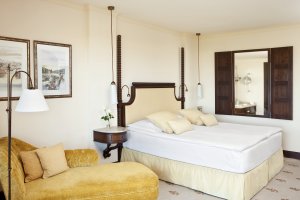 gemütliches schlafzimmer und sitzecke im castillo son vida hotel auf mallorca balearen in spanien