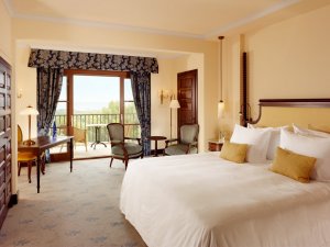 modernes luxus schlafzimmer mit balkon im castillo son vida hotel auf mallorca balearen in spanien