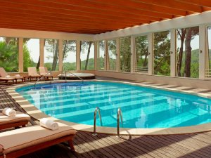 traumhafter pool im castillo son vida hotel auf mallorca balearen in spanien