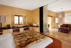 luxuriöses schlafzimmer einer suite im castillo son vida hotel auf mallorca balearen in spanien