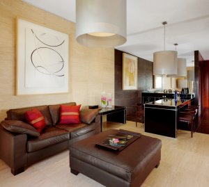 modernes wohnzimmer einer suite im castillo son vida hotel auf mallorca balearen in spanien