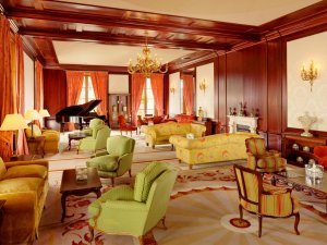 gemütliche lounge im castillo son vida hotel auf mallorca balearen in spanien