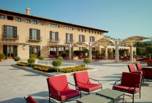 gemütliche terrasse im castillo son vida hotel auf mallorca balearen in spanien