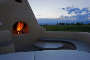 romantische abendstimmung in freier natur in der cavas wine lodge in mendoza argentinien südamerika