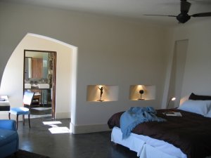 gemütliches schlafzimmer in der cavas wine lodge relais und chateaux in mendoza argentinien südamerika