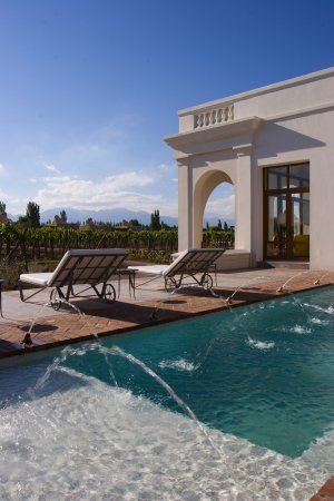 entspannte terrasse mit pool in der cavas wine lodge relais und chateaux in mendoza argentinien südamerika