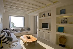 helles wohnzimmer einer villa im cavo tagoo auf mykonos griechenland