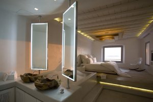 modernes schlafzimmer im cavo tagoo auf mykonos griechenland