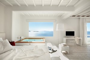 romantisches schlafzimmer einer honeymoon suite im cavo tagoo auf mykonos griechenland