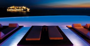 stilvolle lounge und pool im cavo tagoo auf mykonos griechenland