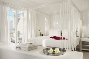 geräumiges schlafzimmer einer suite im cavo tagoo auf mykonos griechenland