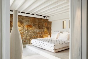 luxuriöses schlafzimmer im cavo tagoo auf mykonos griechenland