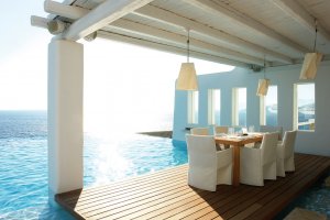 romantisches restaurant mit meerblick im cavo tagoo auf mykonos griechenland