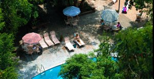 erfrischender pool im chateau marmont luxus hotel in beverly hills los angeles kalifornien usa