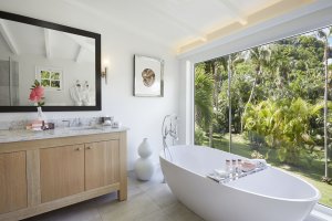 grosse badewanne mit ausblick auf den garten im cheval blanc st. barth isle de france resort karibik