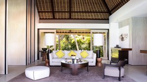 relaxen im Wohnbereich einer Garden Villa des Cheval Blanc Randheli, Noonu Atoll, Malediven