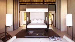 entspannen im erstklassigen Schlafzimmer einer Garden Villa im Cheval Blanc Randheli, Noonu Atoll, Malediven