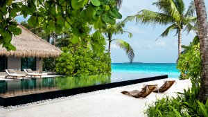 relaxen im privaten Pool einer Island Villa des Cheval Blanc Randheli, Noonu Atoll, Malediven