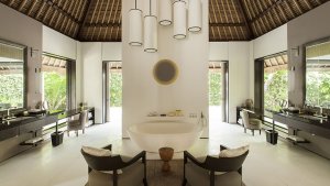erstklassiges Badezimmer einer Island Villa im Cheval Blanc Randheli, Noonu Atoll, Malediven