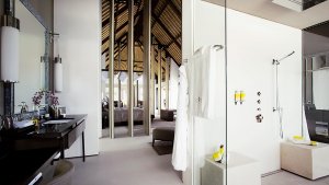 luxuriöses Badezimmer einer Water Villa im Cheval Blanc Randheli, Noonu Atoll, Malediven
