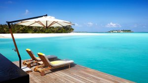 sonnen sie sich auf der privaten Terrasse Ihrer Water Villa des Cheval Blanc Randheli, Noonu Atoll, Malediven