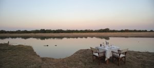 romantisches essen mit ausblick vom luxus chinzombo camp luangwa valley in sambia afrika 