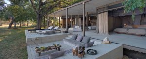 offene luxus villa mit ausblick im chinzombo camp in luangwa valley sambia afrika