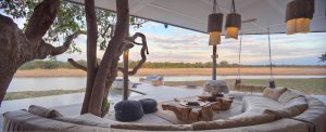 romantische lounge mit aubslick im chinzombo luxus camp luangwa valley in sambia afrika 