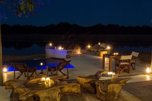 romantik unter sternenhimmel im luxus chinzombo camp luangwa valley in sambia afrika 